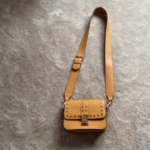 Jättefin väska! - Jättefin väska använd några fåtal gånger i bra skick!🥰