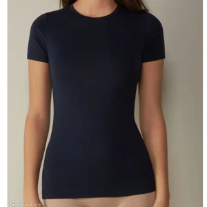 Blå topp - Säljer min tröja från Intimissimi som jag har använt 2 gånger💙🧢🥣🦕🦕👕🫐🦋