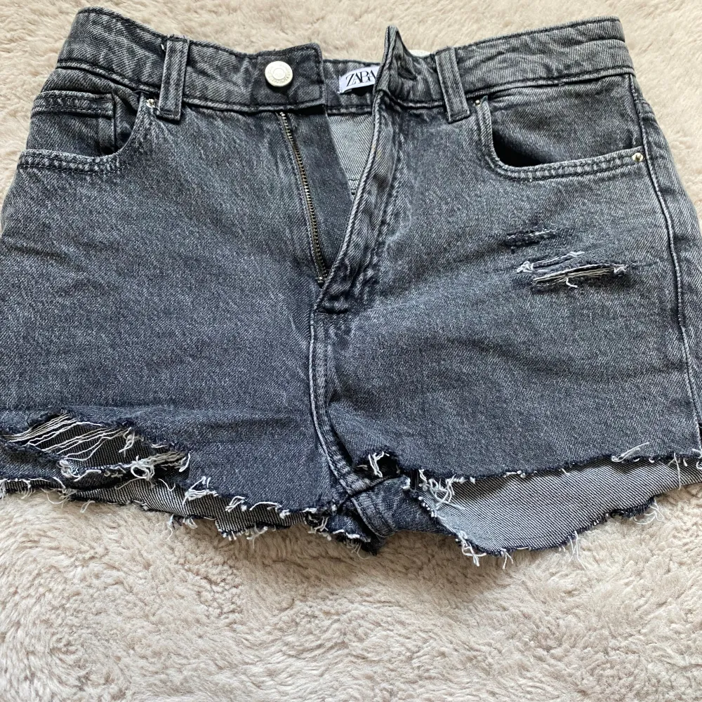 Zara jeansshorts som vart jeans och har klippt till short aldrig andvänt. Shorts.