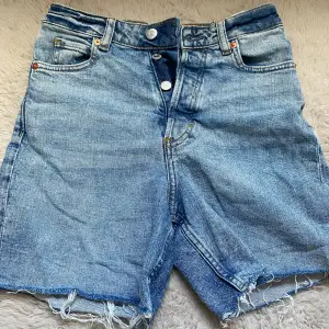 Säljer ett par jeansshorts från hm andvänt minst en månad och inte alls sliten storlek s 