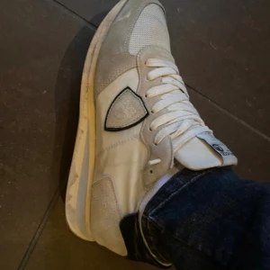 Philipe model runners - Säljer mina philipe model runners. Dem är storlek 41. Dem är lite smutsiga och har ett litet Jack på sidan som man ser i bilderna men det är nog inget som inte går att fixa om man orkar. Pris kan diskuteras. Hör av dig om du har frågor