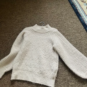  Stickad tröja -  Säljer den här jättefina stickade tröjan från lager 157 den är varm skön gosig den kliar inte bra skick har använt den några gånger skrivit Vid