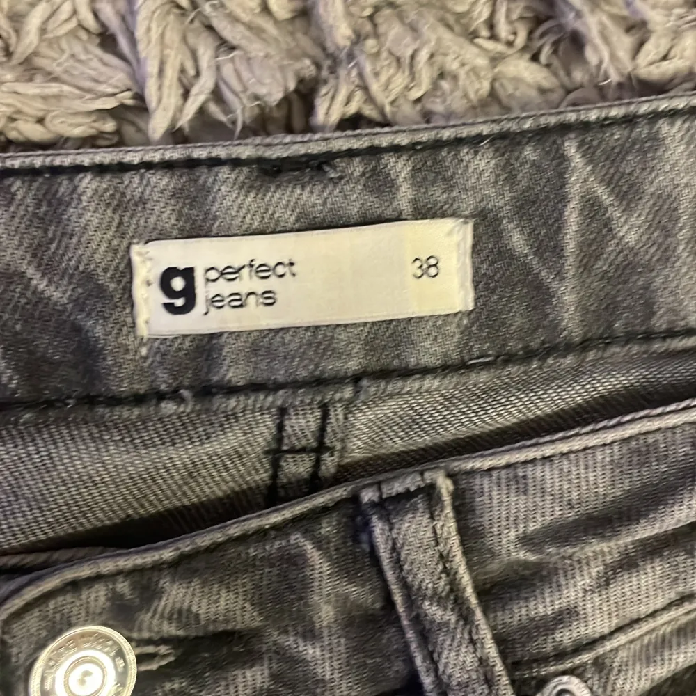 Gråa jeans från Gina tricot i storlek 38, säljer då de är för stora för mig. Jeans & Byxor.