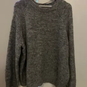 Stickad tröja i grå från märket Avora. Aldrig använd 