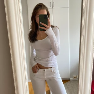 Vit långärmad - Säljer min vita långärmade tröja. Skönt och stretchigt material. I storlek S 💗