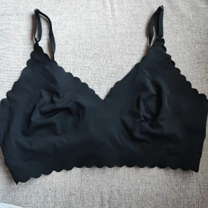 Topp  - En svart topp, provad och tvättad. Storlek: XL