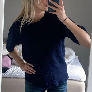 Stickad t-shirt - Marinblå stickad tröja💙supermjuk 