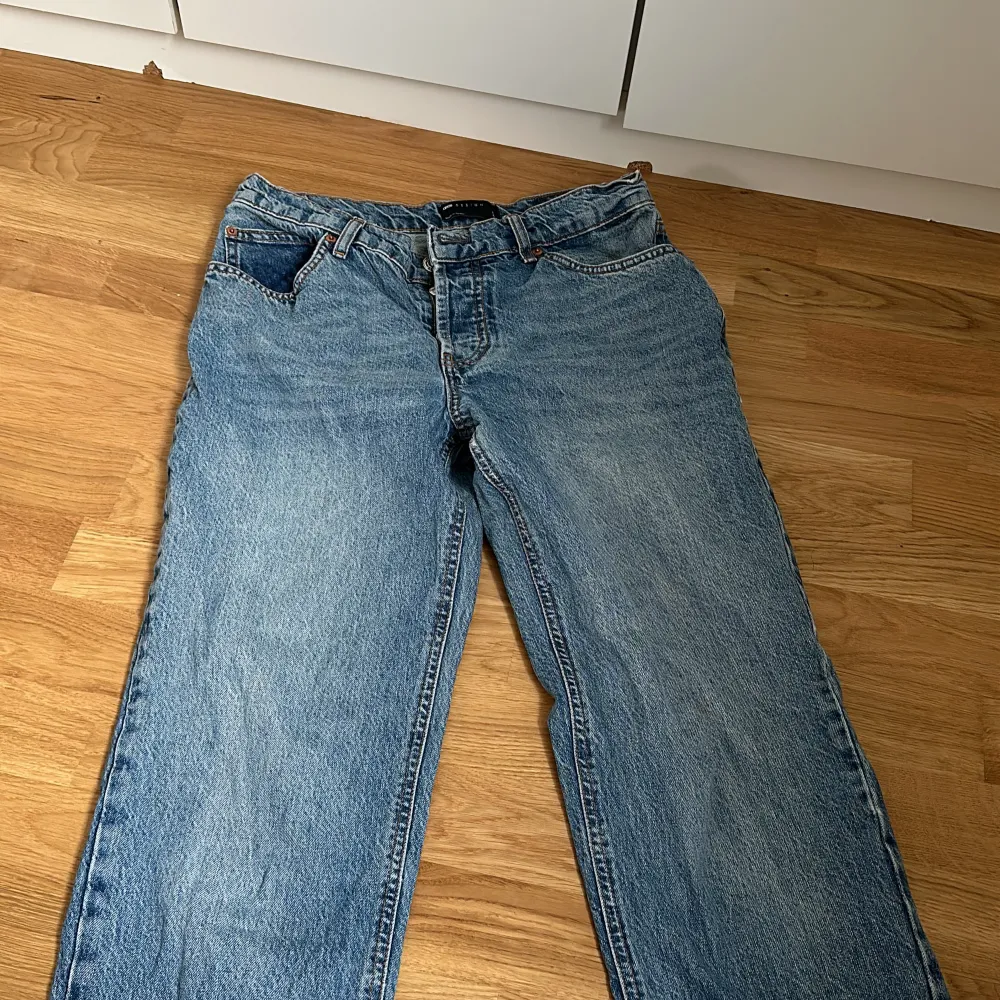  Säljer dessa för att det inte kommer bli användning alls och ska flytta så vill bli av med. Jeans & Byxor.