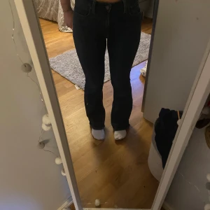 Hög midjade Levis jeans  - Hög midjade flared Levis jeans. Mörkblå, slitna längst ner men inget annat, säljer då dem inte är min stil längre. Pris kan diskuteras vid snabb handel. Storlek 29 men passar mer som en 27/28, är lite stora på mig som brukar ha 26/27. Köpta för≈900