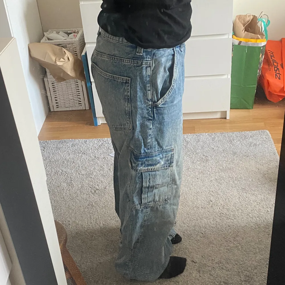 Bra skick och uppsydda vid benen men fortfarande för långa för mig jag är 160cm. Jeans & Byxor.