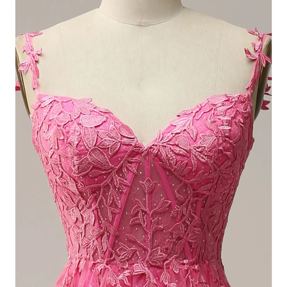Säljer min fina rosa balklänning från Zapaka då den är för stor för mig i bysten & jag hittat annan! Sjukt vacker och endast testad hemma🤍 skriv privat för eventuella frågor!🤍 . Klänningar.