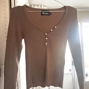 V-ringad tröja - V-ringad tröja från pieces med pärlor 💘 Säljer då jag tyvärr inte får så mycket användning av den. I mycket bra skick! 💞 Köpte för 250kr! 
