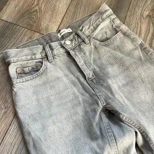 Gråa flaired jeans, Aldrig använt storlek 34!! original pris 599 men säljer för 200