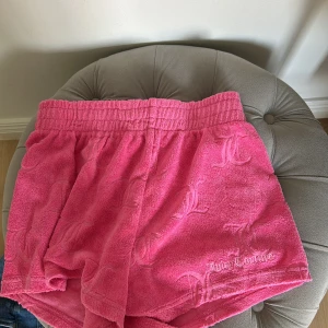 Juicy couture shorts  - Säljer pga att de inte kommer till användning. Bra skick, använd fåtal gånger. Stolek XS, handuks material. Börja buda från 250kr. 