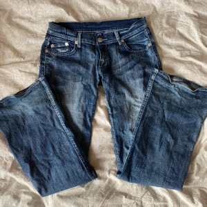 Lågmidjade Victoria Beckham jeans  - Bra skick, lite slitna längst ned på benen. säljer pga att de är för stora och för långa för mig, säljer minst för 700kr. Innerbenslängden är 83cm midjemåttet är 38cm x2. Jättefina💓