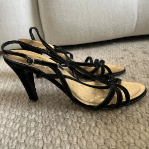 klackar  - köpt secondhand så i okej skick, osäker på storleken men passar mig med 38/39 💖