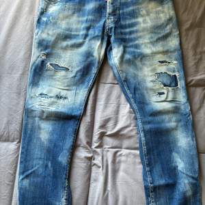 Blå Dsquared2 jeans (äkta),storlek 52(XL), användas fåtal gånger, bra skick, pris kan diskuteras vid snabb affär.