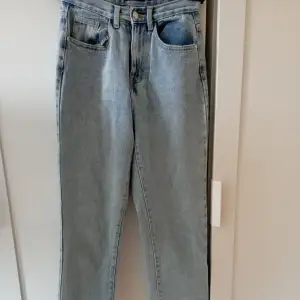 Säljer de här jeans från Pretty Little thing pga de är för små för mig. Storlek 34. Köpta för ca 350kr