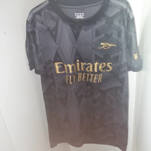Arsenal Bortatröja - Arsenal bortatröja 🏆 2022/23 🏆 I nyskick 🏆 Saknar adidaslogga För endast 299kr kan detta världskända matchställ bli ditt! Hör av dig vid funderingar