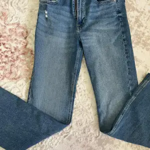 Jätte fina, basic, bootcut jeans från H&M. De är stretchiga jeans och mellan midjade. De passar med allt och är jätte bekväma, tyvärr passar de inte. Bra kondition. Köpt för 299kr. Pris kan diskuteras.