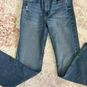 Bootcut jeans - Jätte fina, basic, bootcut jeans från H&M. De är stretchiga jeans och mellan midjade. De passar med allt och är jätte bekväma, tyvärr passar de inte. Bra kondition. Köpt för 299kr. Pris kan diskuteras.