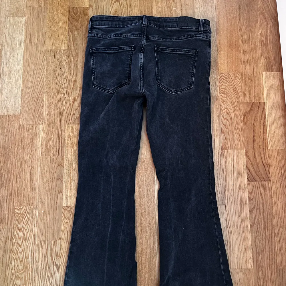 Svarta lowaist bootcut jeans 🖤. Jeans & Byxor.