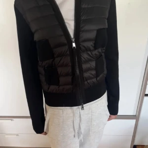 Moncler cardigan - Intressekoll på min fina cardigan i storlek xs. Skulle säga att den passar S också💗Har inga defekter. Nypriset priset är 8,520 kr. Skriv för äkthetsbevis och annat, jag har kvar prislappen. Så skriv om ni är intresserade❣️