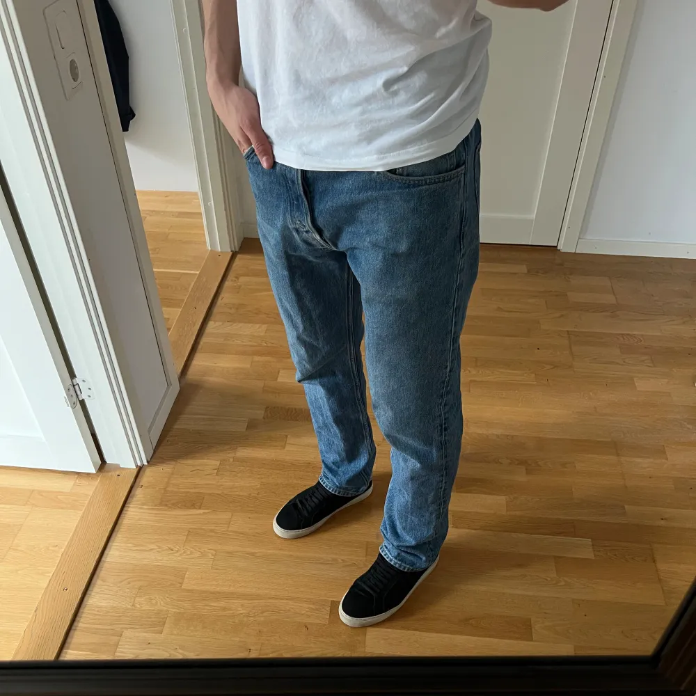 Ett par blå jeans från Weekday. Relativt använda men ändå i bra skick förutom lite slitage längst med på båda benen, därav lågt pris.. Jeans & Byxor.
