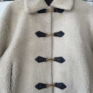 Massimo dutti shearling - Massimo dutti shearling, dubbelsidig. Storlek M, men passar XS-M. Jag är en S. Nyskick, slutsåld och ombloggad.