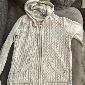 Kabelstickad polo hoodie - Storlek 158-164 alltså xxs eller xs 