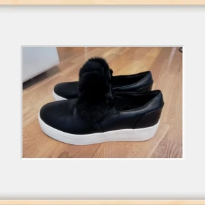 Fina Skor  - Jätte fina i strl 41.  Har en liten slitning vid hälen upptill på ena skon men förövrigt mycket fint skick 