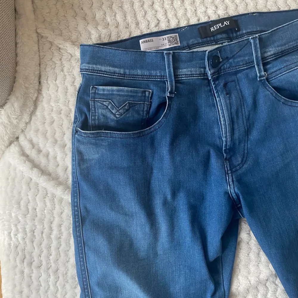 Nu säljer jag minns replay jeans för dom passade inte använda bara testat dom så inprinsip ny skick Length 30 Waits 33 dom är slim fit  Ny pris 1799kr säljer  dom för 600kr men pris kan ändras vi snabb affär . Jeans & Byxor.