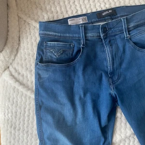 Replay Hyperflex Anbass slim  - Nu säljer jag minns replay jeans för dom passade inte använda bara testat dom så inprinsip ny skick Length 30 Waits 33 dom är slim fit  Ny pris 1799kr säljer  dom för 600kr men pris kan ändras vi snabb affär 
