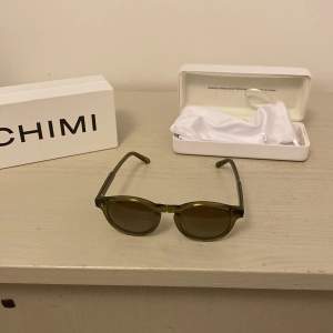 Ett par Chimi solglasögon perfekt till sommarn. Färgen är mörkgrön och solglajorna är i väldigt bra skick. Box och påse följer med. Nypris 1300-1500 kr mitt pris 500 kr. 