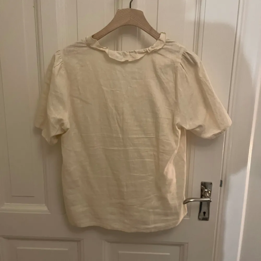 Fin blus i linne men volangerđ anvĂ€nd endast en gĂ„ngđ. Puserot.
