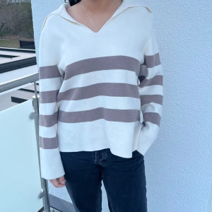 Randig finstickad tjocktröja  - Tröja från Åhléns.  Använd två gånger.Skriv för fler bilder eller ifall ni undrar över något💗