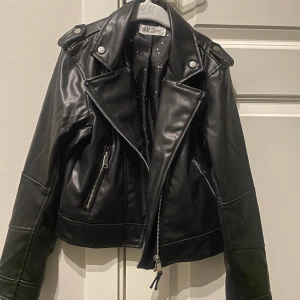  Skinnjacka  - Skinnjacka i fint skick från H&M har använt 3 gånger kontakta mig innan köp säljaren står för frakten❤️