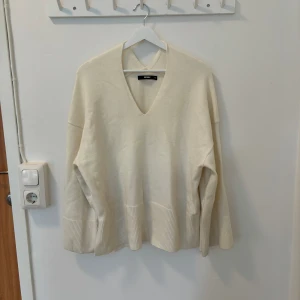 Stickad tröja - Vit oandvänd stickad tröja 