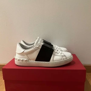 Valentino Opens - Hej! Säljer nu dessa svarta valentino open skor, Självklart äkta💯Dem är lite använda men fortfarande i väldigt bra skick, 9/10. Skriv till mig för fler bilder eller frågor. Pris ej hugget i sten