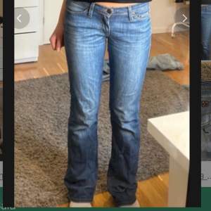 Supersnygga lågmidjade jeans som tyvärr är för stora på mig🩷 första bilden är lånad. Det finns två hål som är igensydda där bak💫Jag skulle säga att storleken är mellan Xs och S midjemåttet: 40cm  Innerbenslängden: 82cm  