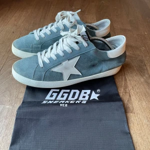 Golden Goose superstar  - Säljer nu dessa riktigt feta och unika Golden Goose! Väldigt bra skick förutom slitning på sulan vid hälen på båda skorna. Dustbag medkommer! Hör av er vid frågor eller funderingar!