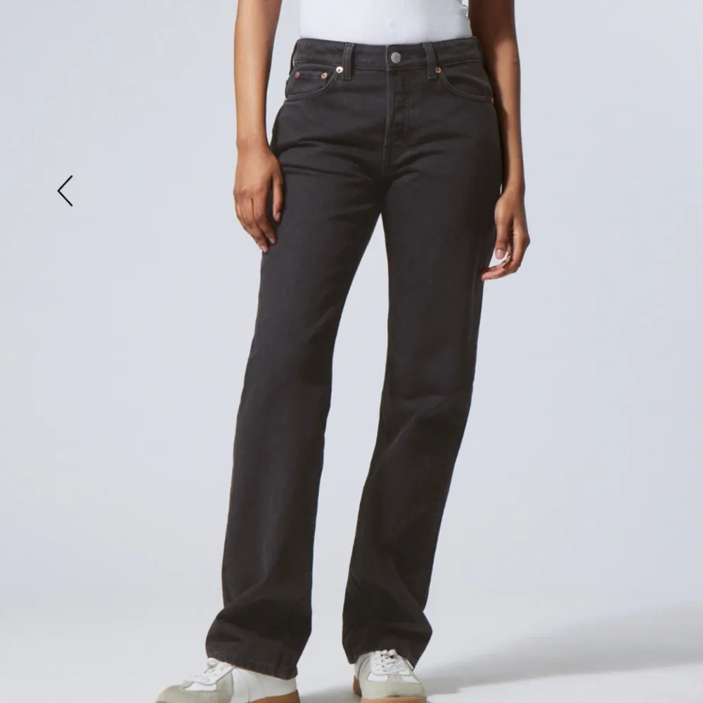 Pin mid straight jeans från weekday! Dessa jeans är sååå fina och sitter mid/low-waist på mig! Raka i passformen och endast använda 2-3 gånger, så i väldigt bra skick!💓. Jeans & Byxor.