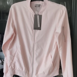 Vår/Sommarjacka NY - En oanvänd tunn fin vår/sommarjacka i bomber modell. 