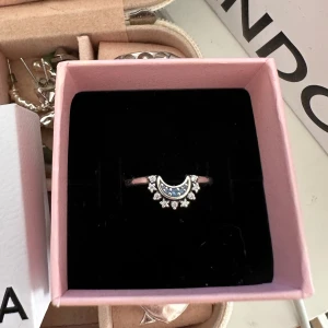 Pandora Månring - Säljer min Pandora månring i silver. Den är i bra skick då jag inte använt den mycket. Kommer med asken till ringen. Den är i storlek 52. Kostar 550kr som ny på hemsidan 💕💕💕