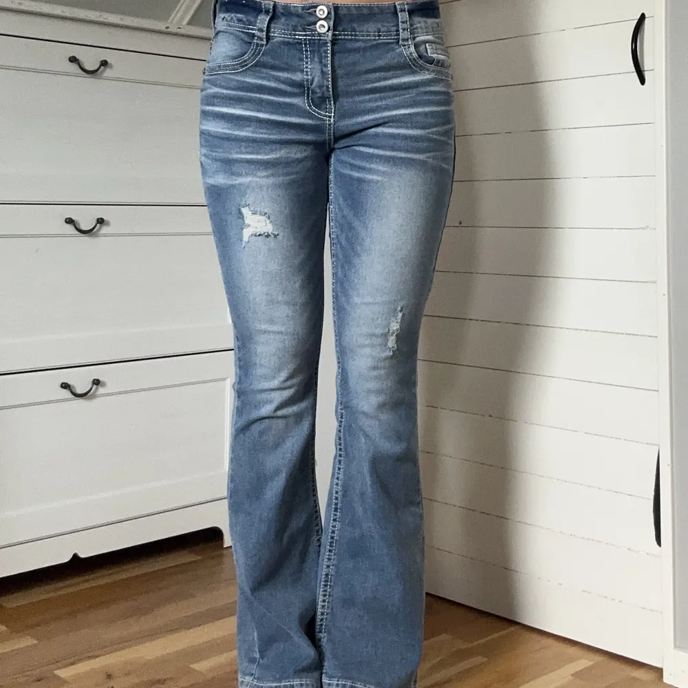 Säljer ett par supersnygga jeans. De har superfina bakfickor med detaljer. Säljer då de inte kommer till användning och är lite för stora på mig. Är ca 170 och dom sitter perfekt i längden! Strl 6 Curvy, motsvarar ca strl S-M. Hör av er vid frågor💕. Jeans & Byxor.