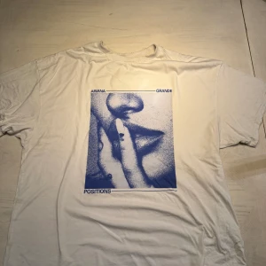 Ariana grande tshirt! - Ariana grande tröja från 2021, bra skick. Storlek S men är en oversized modell! Frakten är på köparens bekostnad!