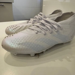 Fotbollsskor  - Fotbollsskor från adidas predator. Det är använda en gång. Säljer för det var för små. Så nästan helt nya. Mycket vitare i verkligheten. Nypris 1300kr. Små i stoleken passade inte mig som vanligtvis har 37,5