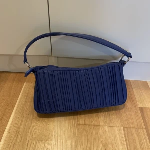 Väska - Blå väska drån NAKD. Köpt för några år sen men har använt den 1 gång så är helt i nyskick! 