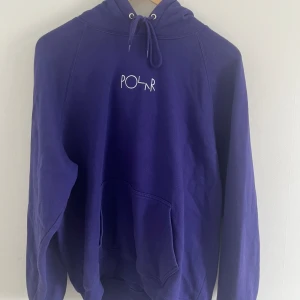 Polar Skate Co Hoodie - Tja där! Jag säljer en snygg och bekväm Polar Hoodie i perfekt skick. Perfek Hoodie då den är både bekväm o snygg. Säljer pga lite knas med pengar just nu. •Storlek M •Perfekt skick •Färg lila •pris ny 949kr mitt pris 250kr