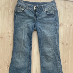 Jeans med fickor bak  - Jätte fina men får inte användning utan dom! Har klippt dom så att dom ska passa mig som har innerbenslängd 77cm💗